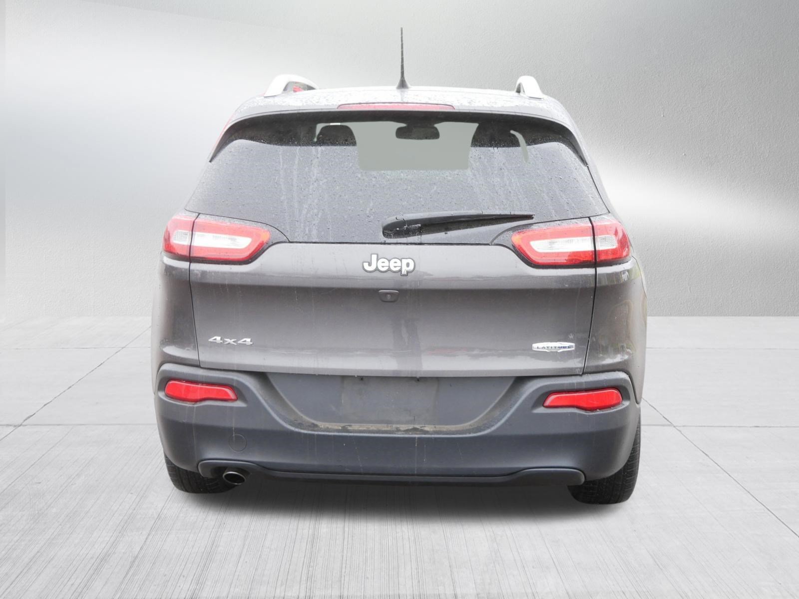 Used 2017 Jeep Cherokee Latitude AWD/4WD image 6