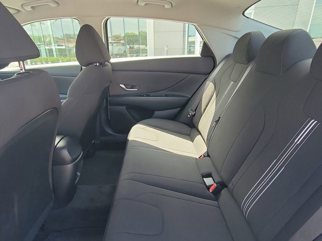 Used 2025 Hyundai Elantra Blue image 15