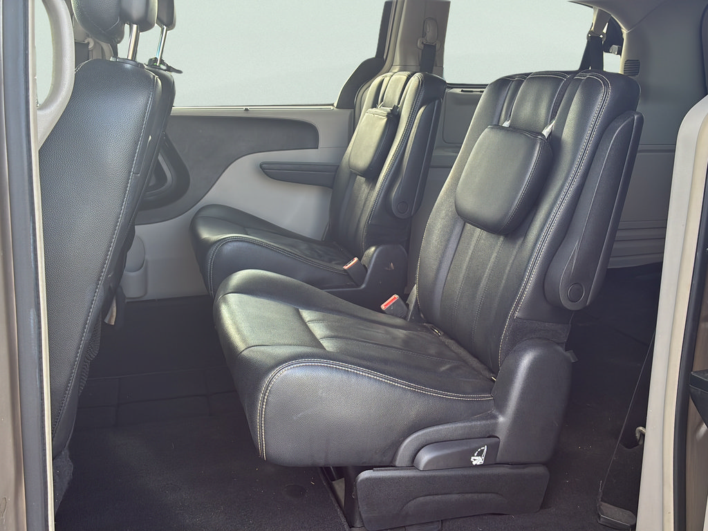 Used 2016 Chrysler Town & Country Touring w/ Trailer Tow Group FWD image 25
