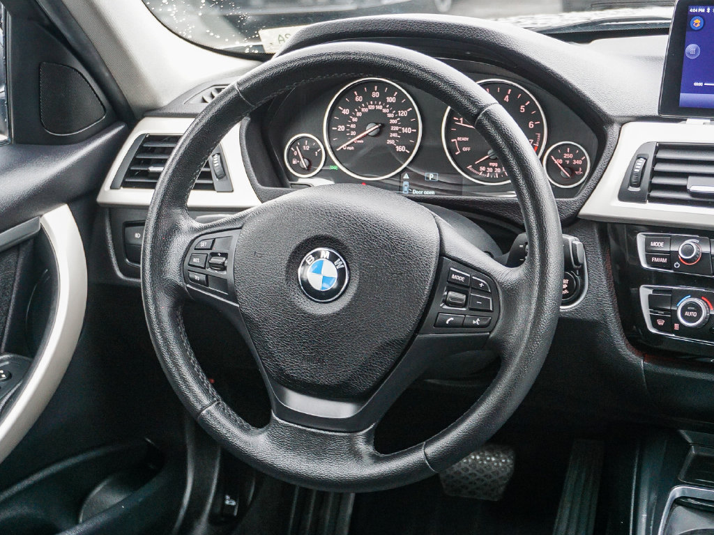 Used 2016 BMW 320i Sedan RWD image 17