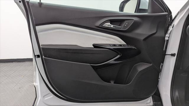 Used 2025 Chevrolet Trax LT w/ LT Convenience Package FWD image 12