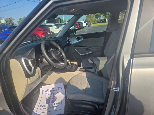 Used 2025 Kia Soul LX w/ LX Technology Package FWD image 6