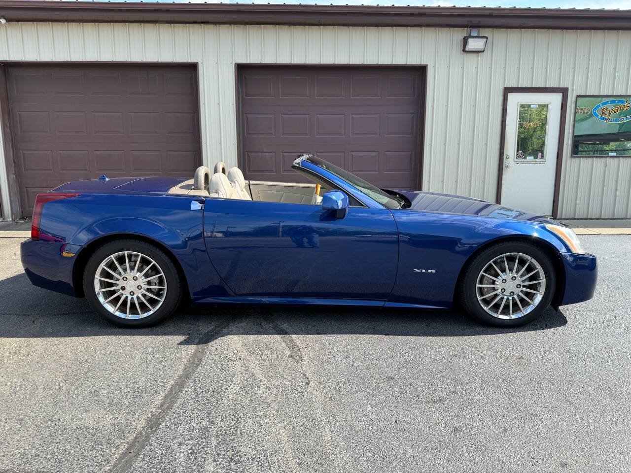 Used 2005 Cadillac XLR RWD image 8