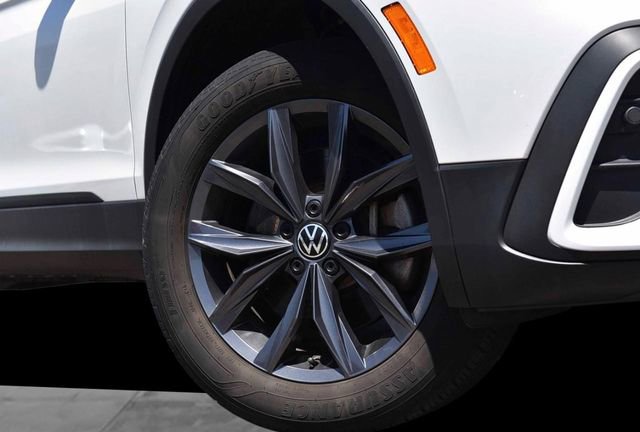 Used 2023 Volkswagen Tiguan SE FWD image 3