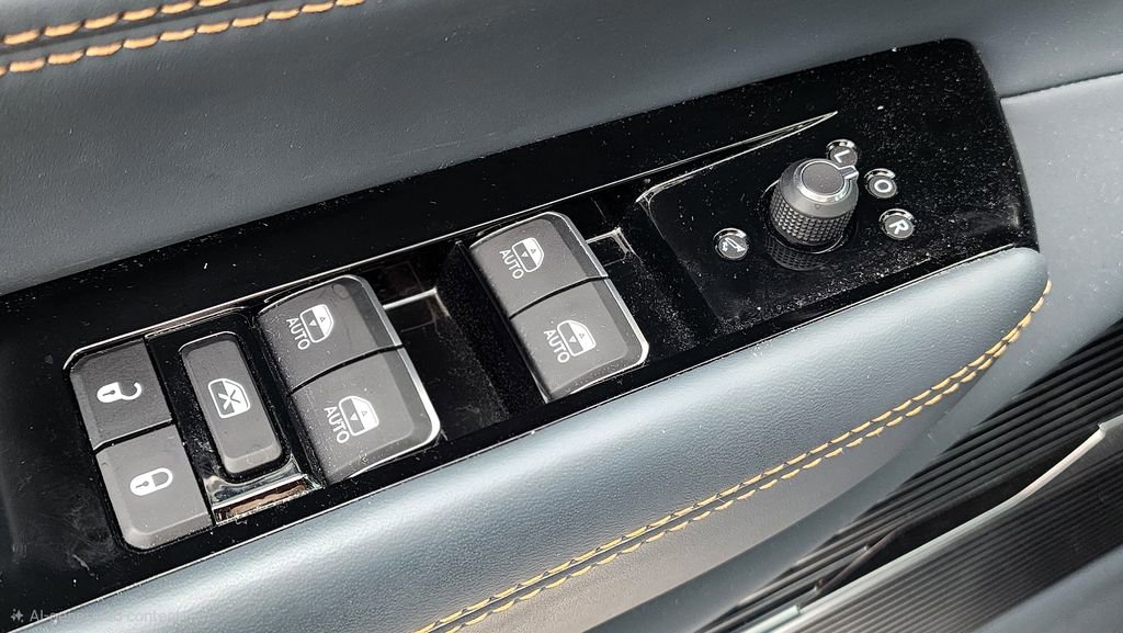 Used 2024 Jeep Grand Wagoneer L Series III w/ Rear Seat Video Group 1 AWD/4WD image 23