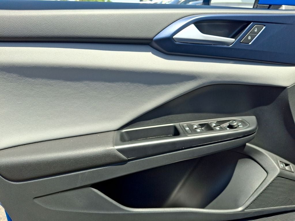 Used 2023 Volkswagen Taos SE w/ Panoramic Sunroof Package FWD image 12