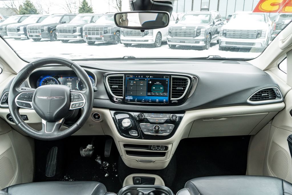 Used 2023 Chrysler Pacifica Touring-L image 23