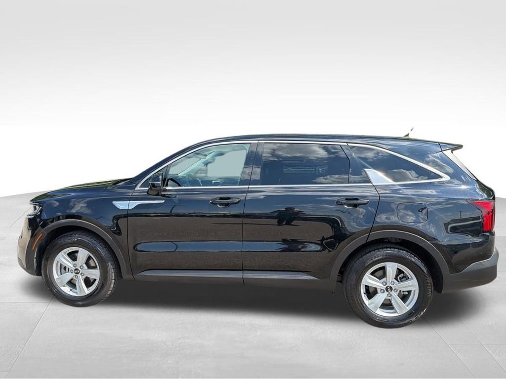 Used 2021 Kia Sorento LX FWD image 2