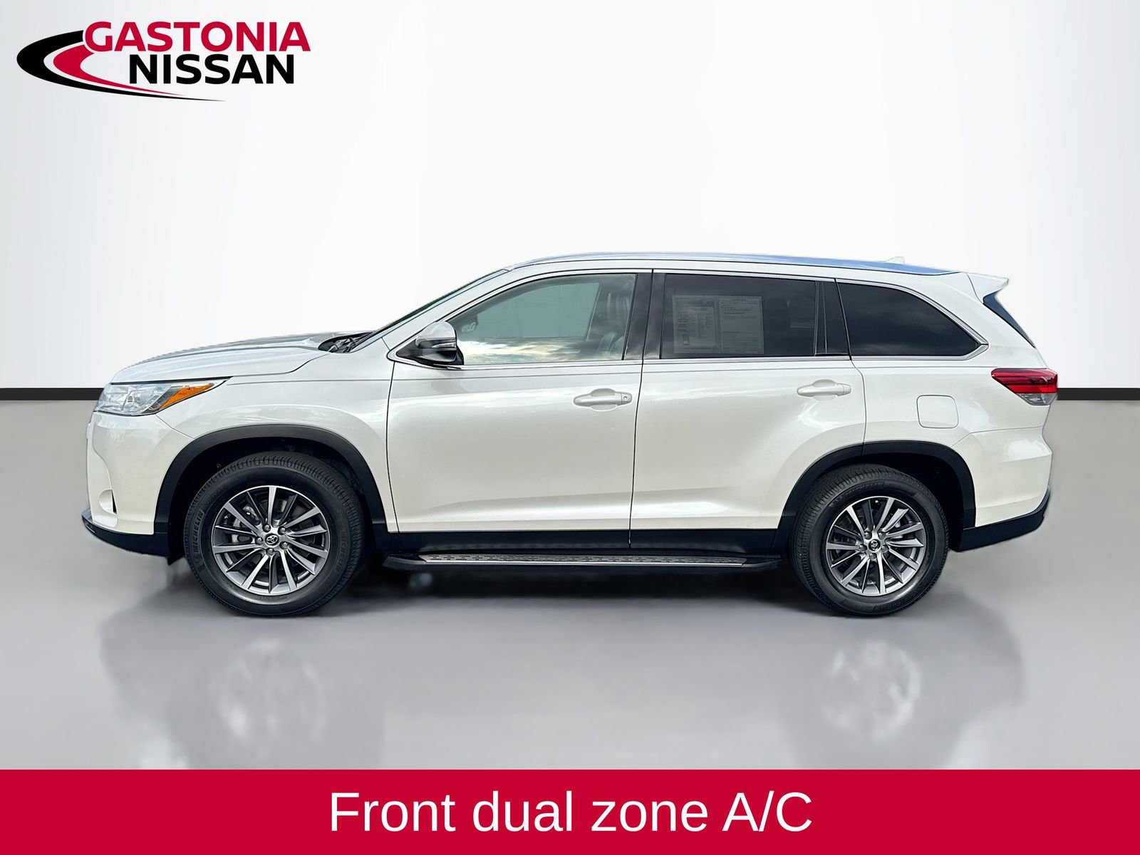Used 2019 Toyota Highlander XLE FWD image 3