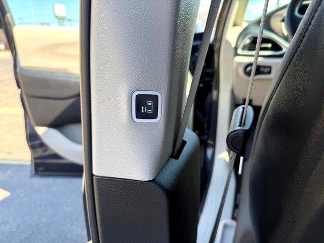 Used 2021 Chrysler Pacifica Touring-L w/ Uconnect Theater Family Group image 30