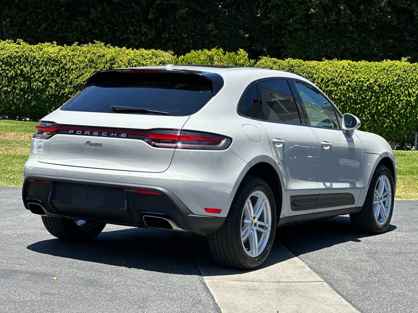Certified 2025 Porsche Macan AWD/4WD image 8