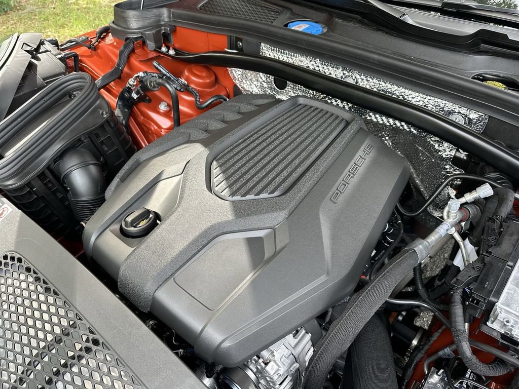 Certified 2025 Porsche Macan image 30