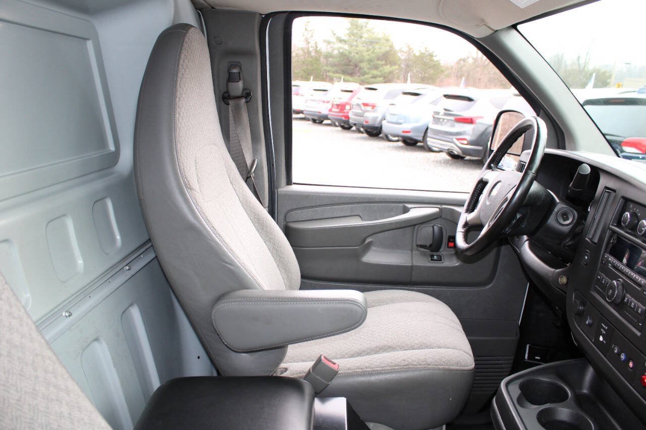 Used 2015 Chevrolet Express 2500 RWD image 11