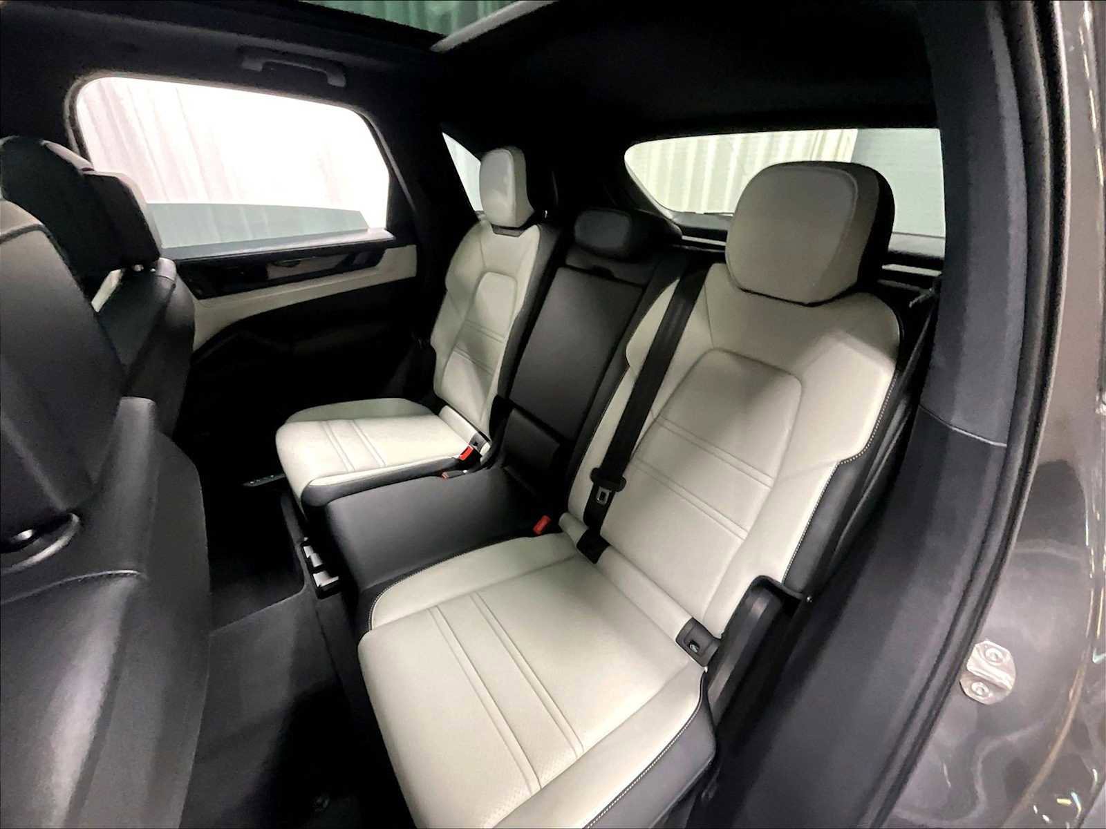 Used 2025 Porsche Cayenne image 30