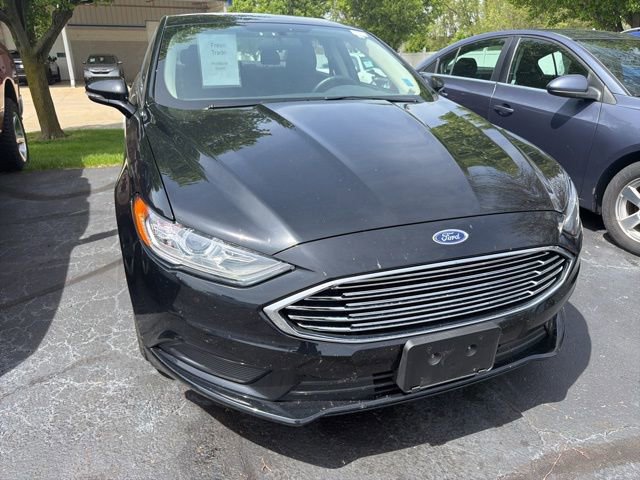 Used 2017 Ford Fusion SE w/ Fusion SE Technology Package FWD image 2