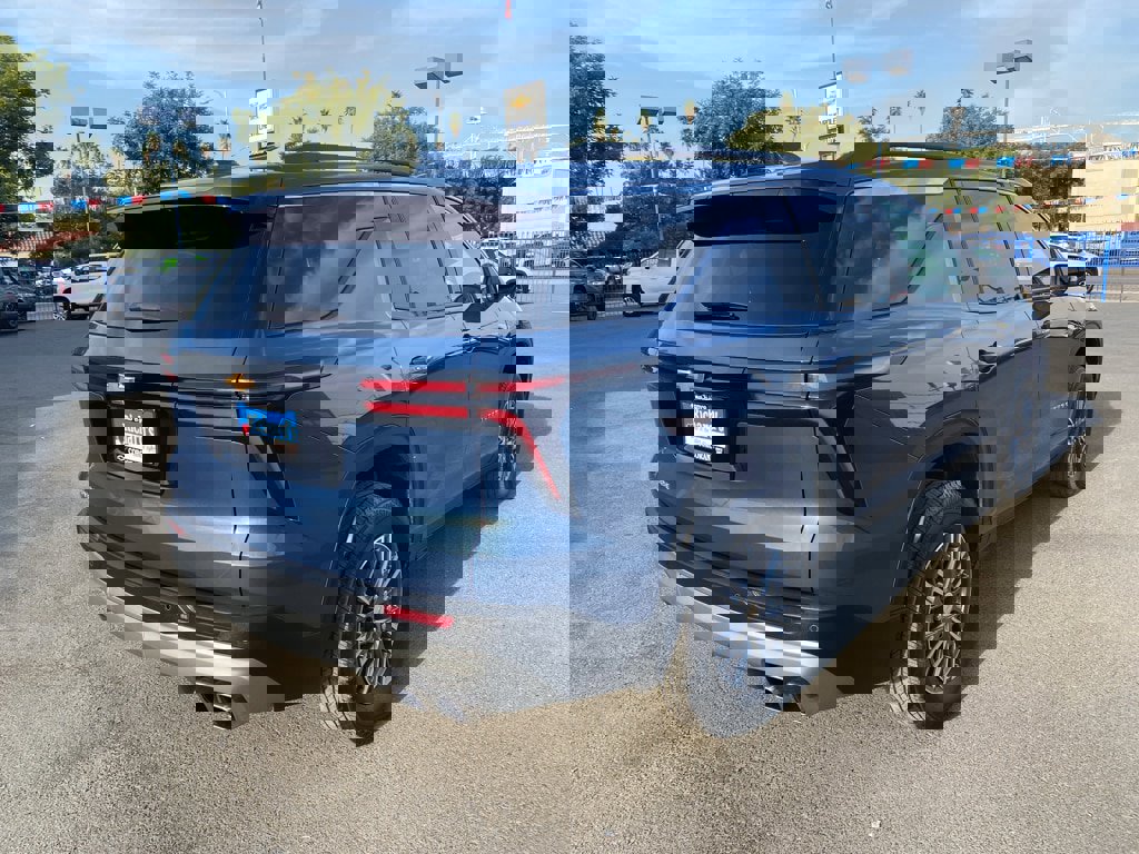 Used 2025 Chevrolet Traverse LT image 11