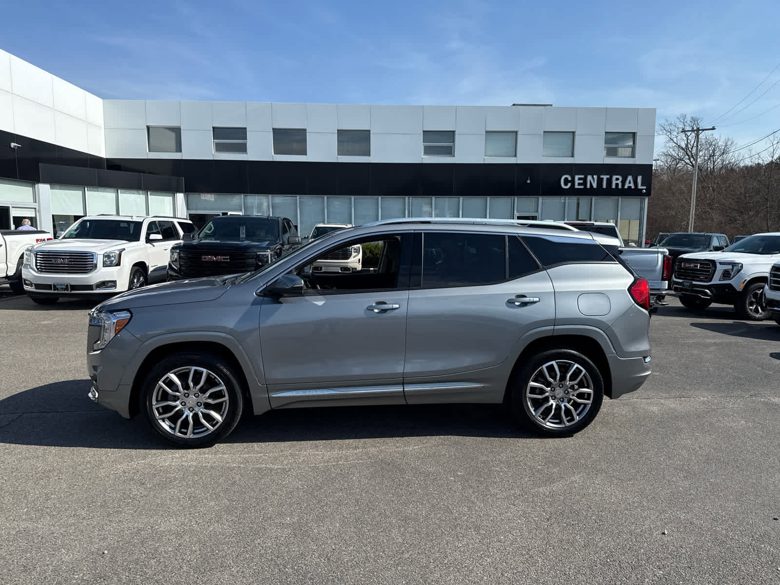 Used 2023 GMC Terrain Denali w/ Denali Premium Package image 2