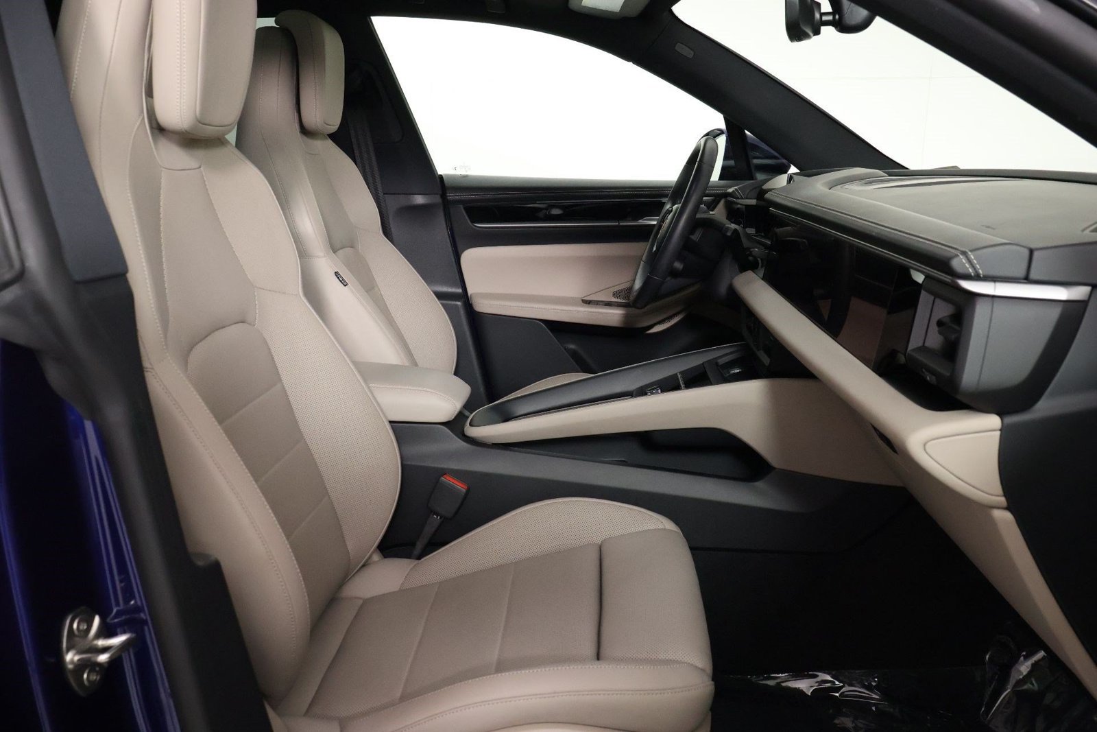 Certified 2024 Porsche Macan 4 Electric AWD/4WD image 30