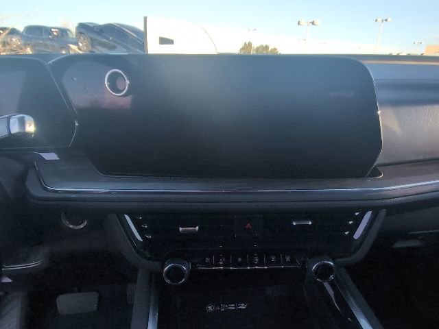 Used 2025 Chevrolet Suburban Z71 image 18