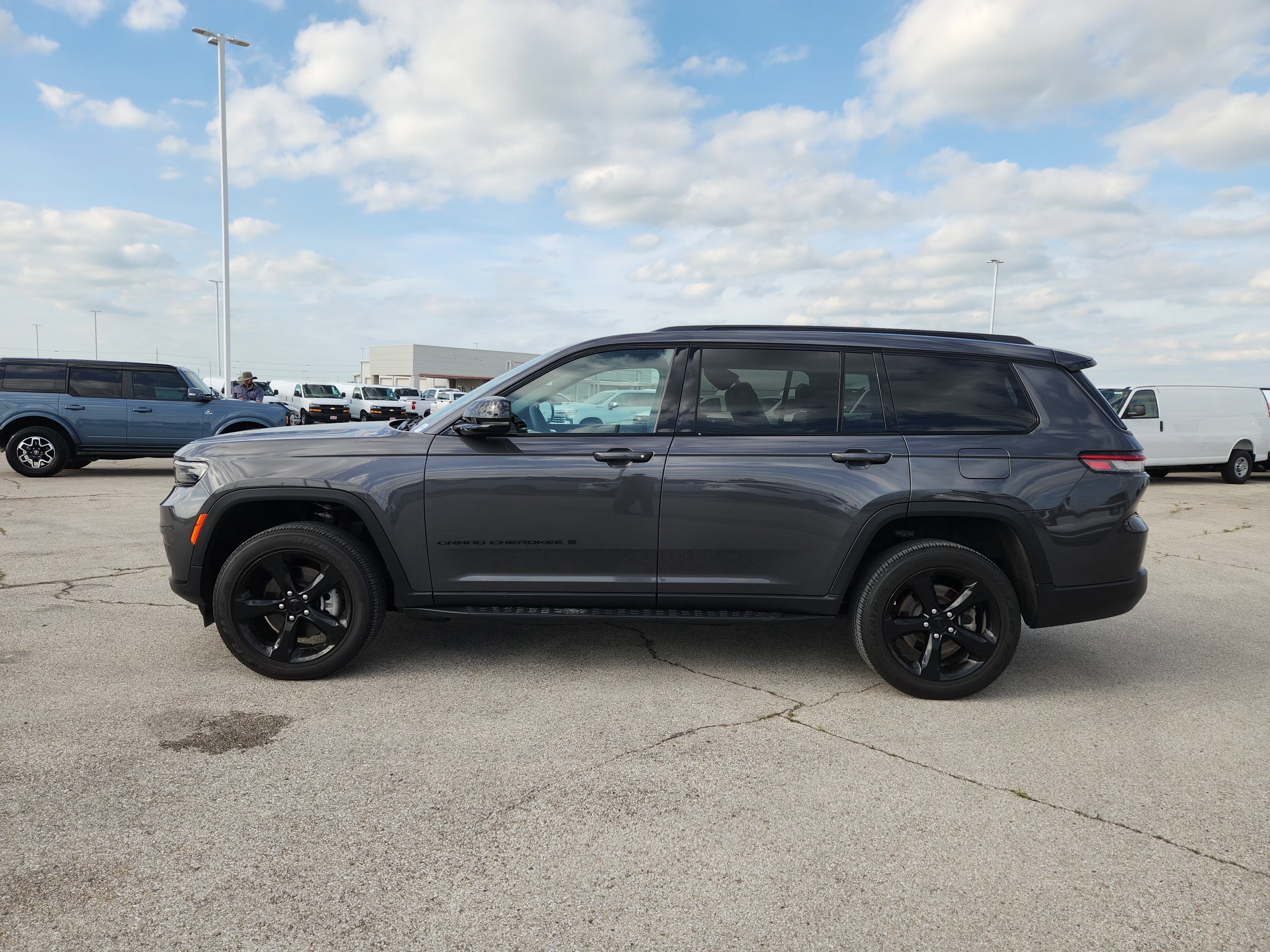 Used 2025 Jeep Grand Cherokee L Altitude AWD/4WD image 4