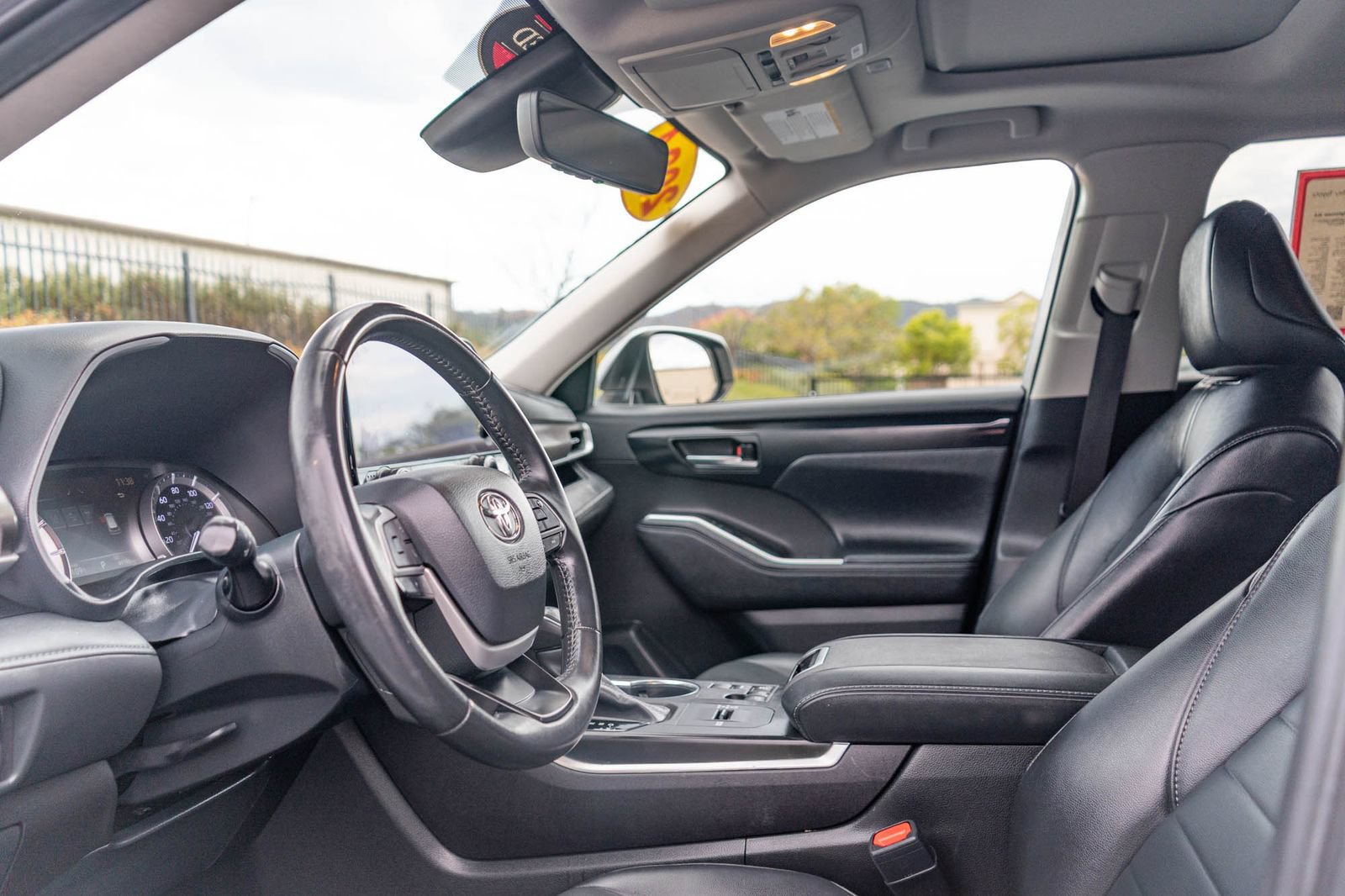 Used 2024 Toyota Highlander XLE FWD image 13