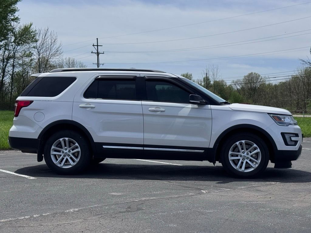 Used 2016 Ford Explorer XLT w/ Equipment Group 202A FWD image 4