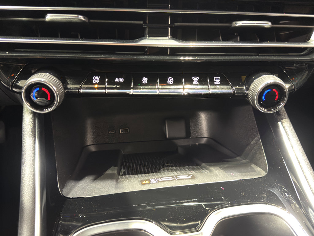 Used 2025 Chevrolet Traverse RS image 36