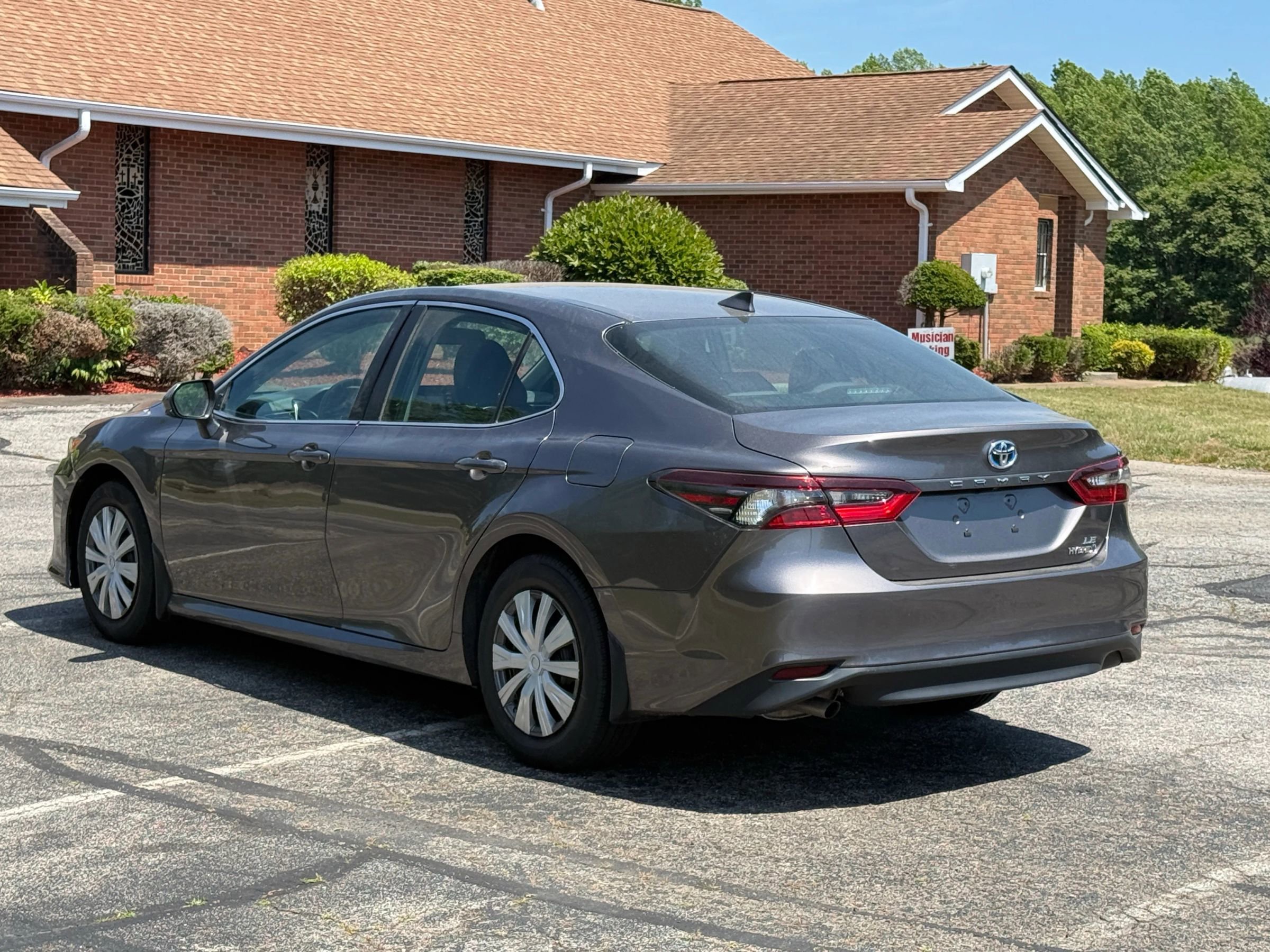 Used 2022 Toyota Camry LE FWD image 5