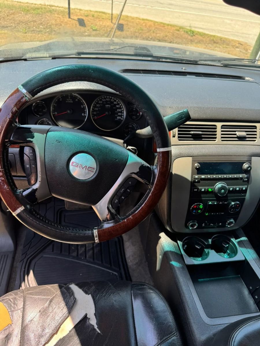 Used 2011 GMC Yukon XL SLT w/ SLT-2 Equipment Package AWD/4WD image 22