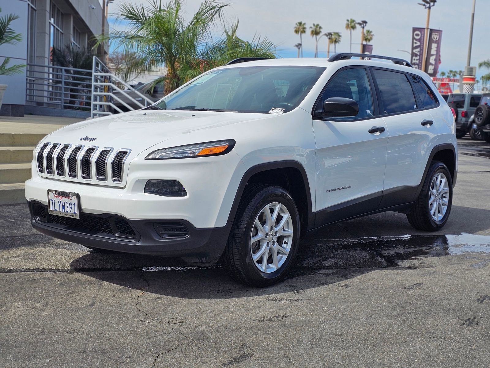 Used 2015 Jeep Cherokee Sport w/ Sport Appearance Group FWD image 3