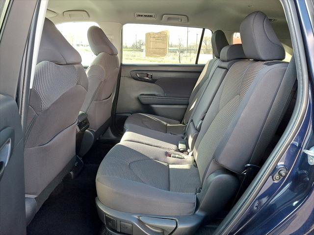 Used 2022 Toyota Highlander LE AWD/4WD image 11