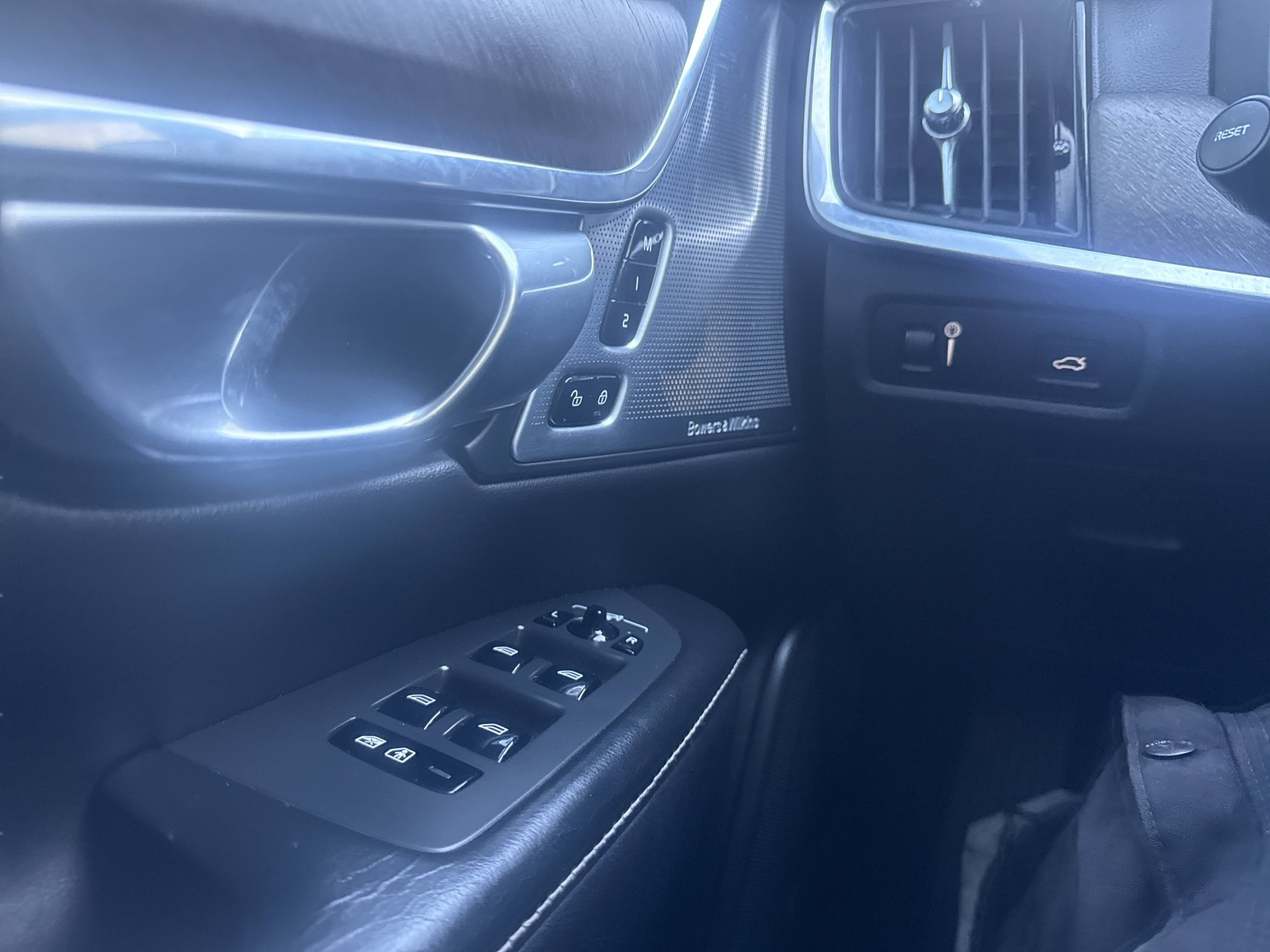 Used 2020 Volvo V90 T6 Cross Country image 25