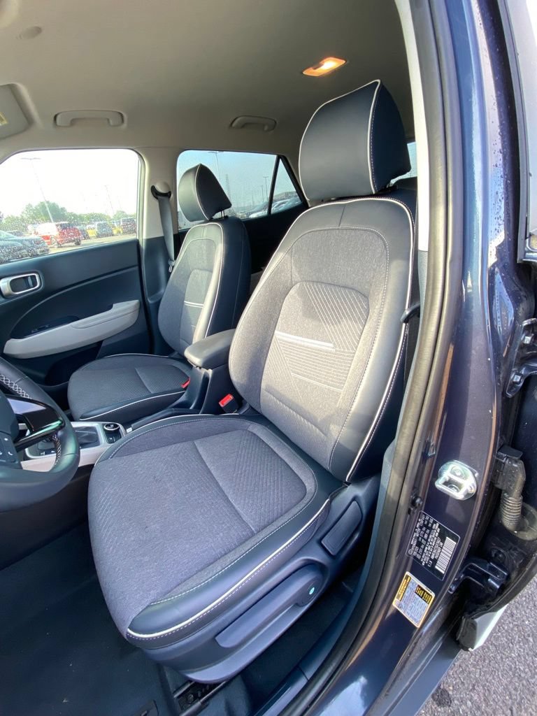 Used 2025 Hyundai Venue Limited FWD image 9