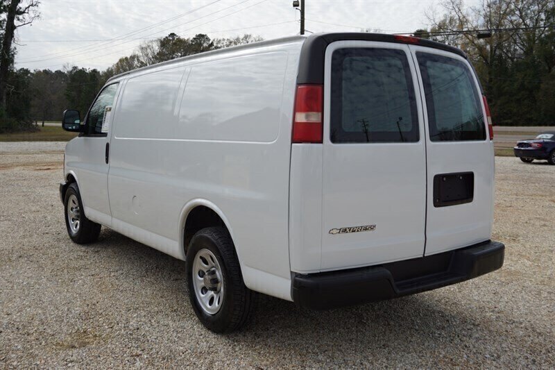 Used 2010 Chevrolet Express 1500 RWD image 9