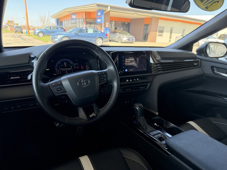 Used 2025 Toyota Camry SE AWD/4WD image 11