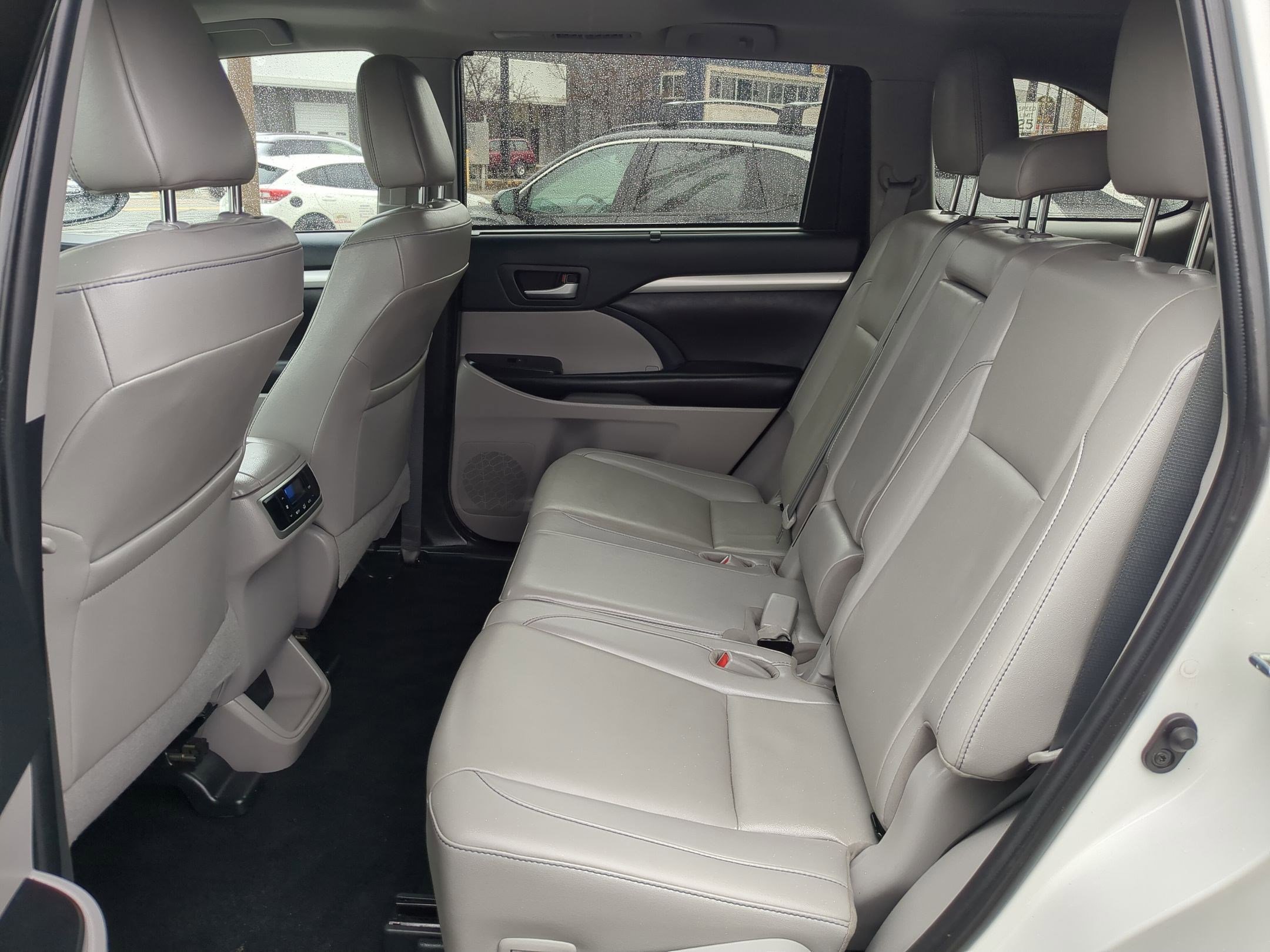 Used 2019 Toyota Highlander SE image 29