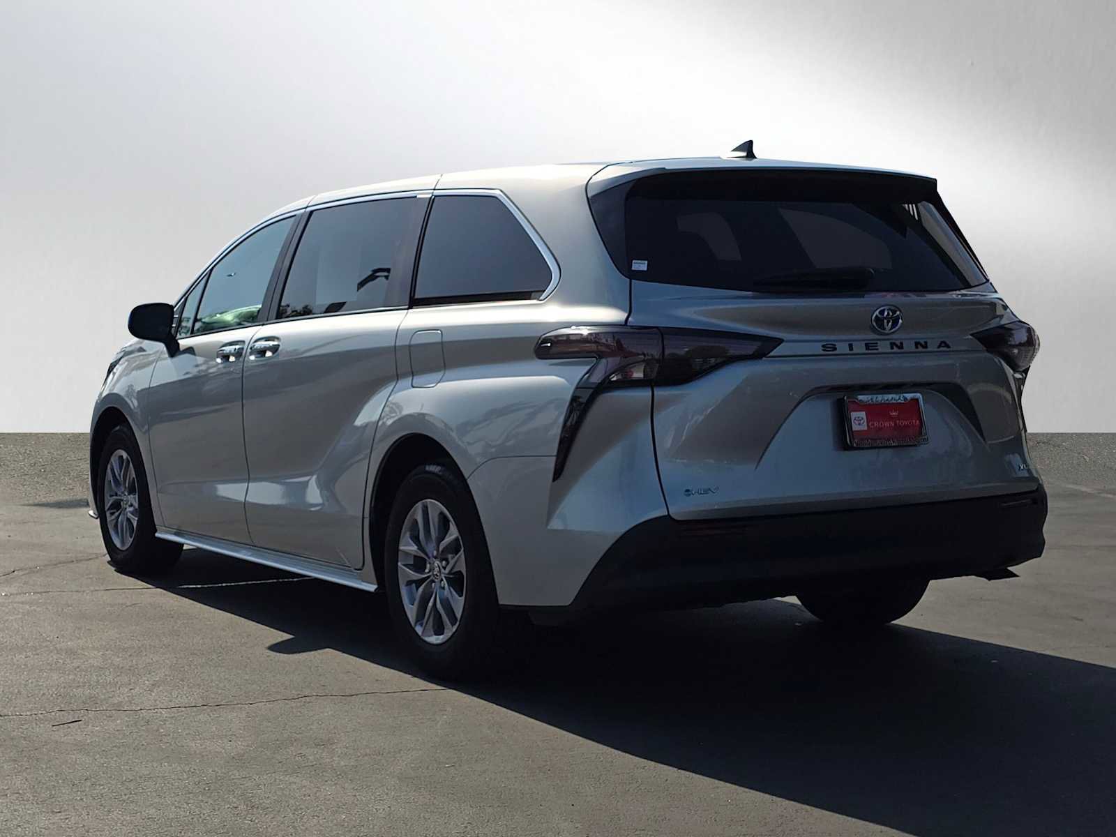 Certified 2025 Toyota Sienna XLE FWD image 5