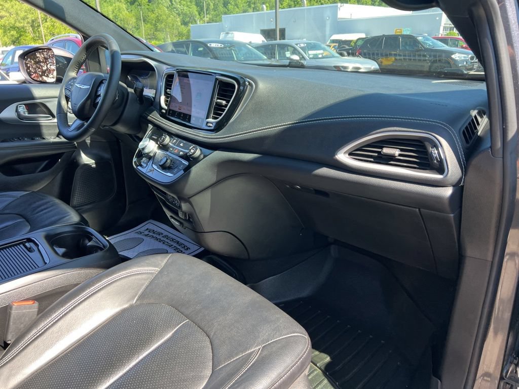Used 2022 Chrysler Pacifica Touring-L w/ S Appearance Package AWD/4WD image 28