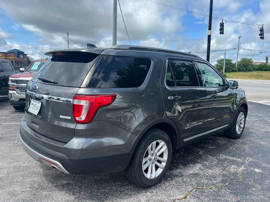 Used 2017 Ford Explorer XLT FWD image 3