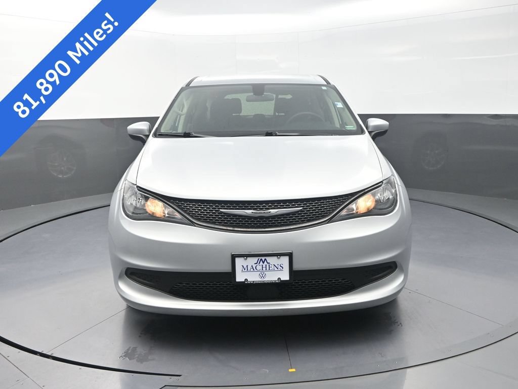Used 2022 Chrysler Voyager LX FWD image 2