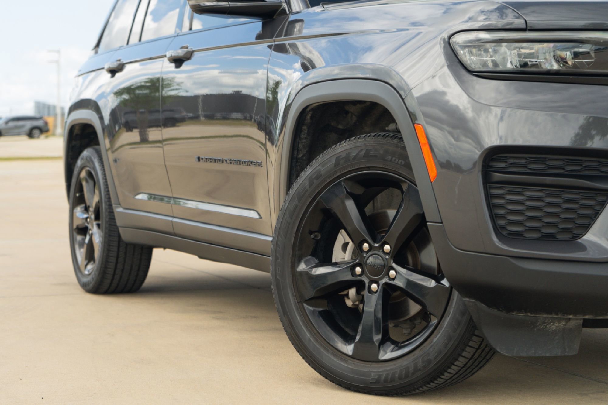 Used 2023 Jeep Grand Cherokee Altitude AWD/4WD image 3