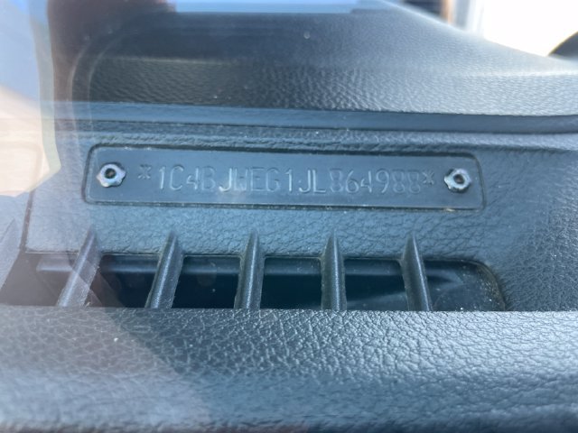 Used 2018 Jeep Wrangler Unlimited Sahara w/ Connectivity Group AWD/4WD image 29