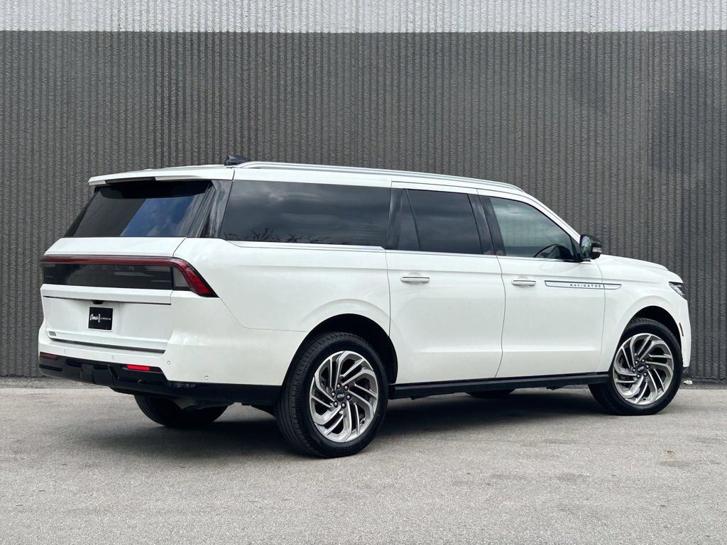 Certified 2025 Lincoln Navigator L Reserve AWD/4WD image 6