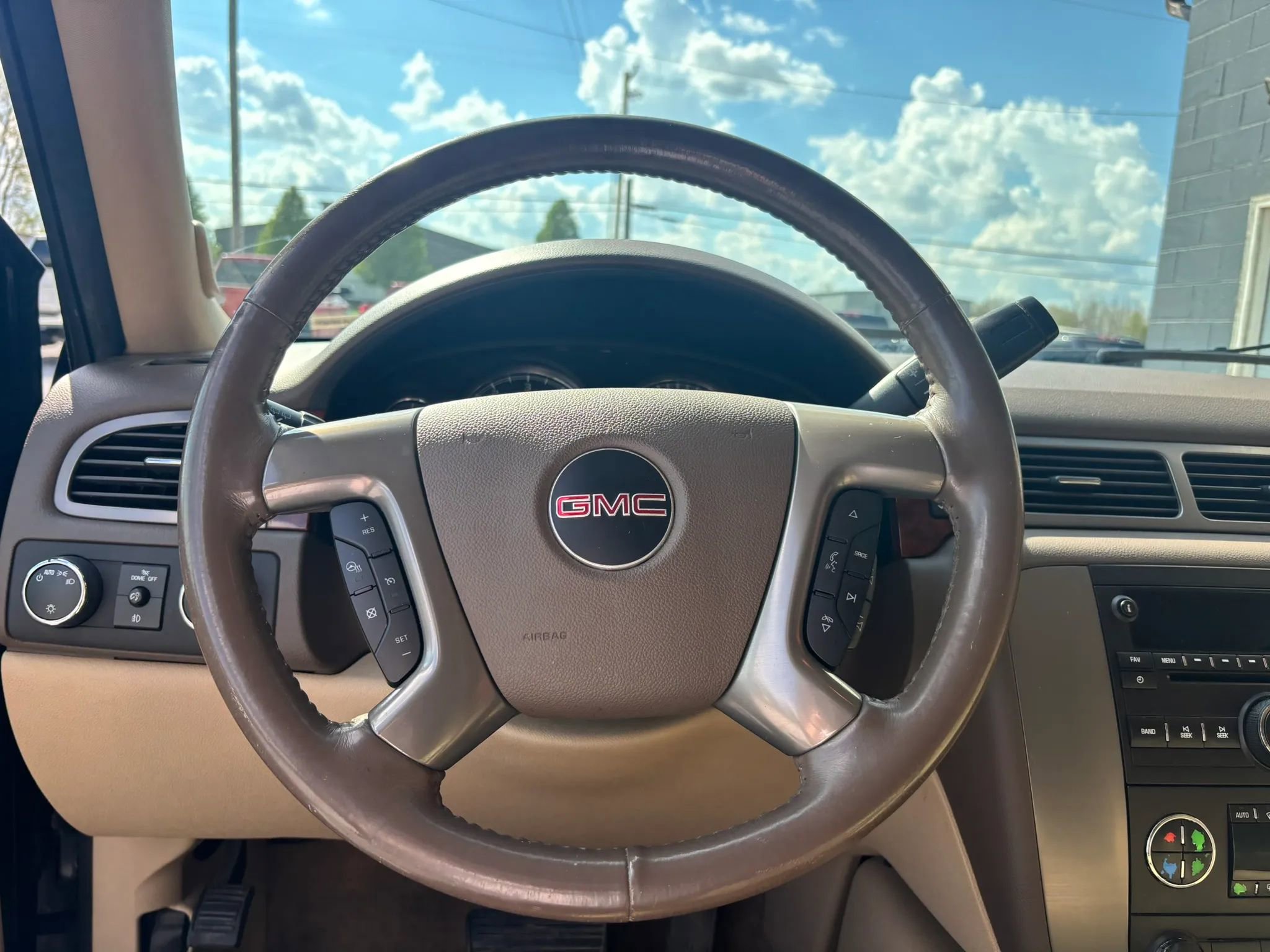 Used 2013 GMC Yukon SLT w/ SLT-2 Equipment Package AWD/4WD image 25