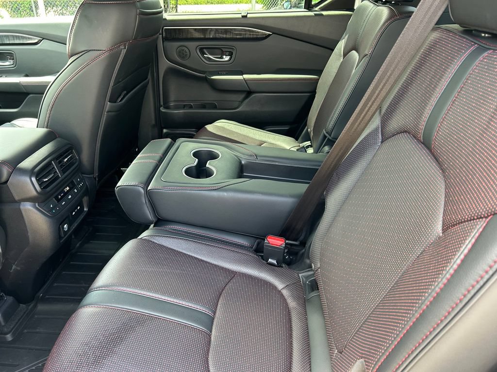 Used 2025 Honda Pilot Black Edition image 17