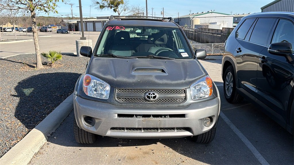 Used 2004 Toyota RAV4 Base image 2