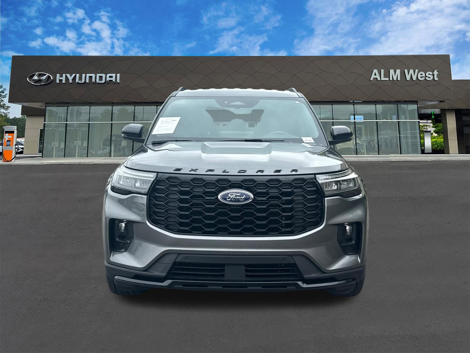 Used 2025 Ford Explorer ST-Line w/ ST-Line Street Pack AWD/4WD image 2