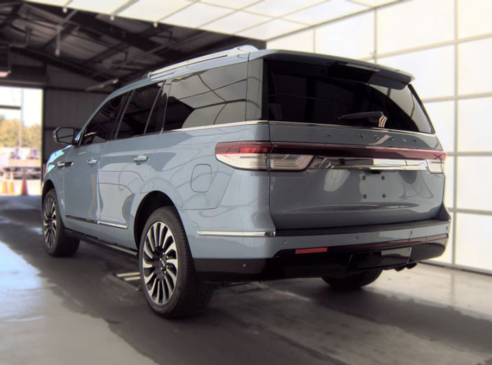 Used 2023 Lincoln Navigator Black Label AWD/4WD image 3