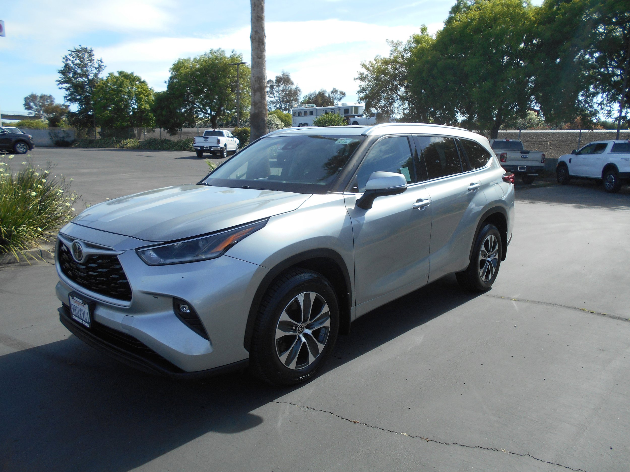 Used 2021 Toyota Highlander XLE AWD/4WD image 1
