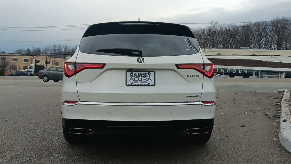 Used 2023 Acura MDX SH-AWD w/ Technology Package image 4
